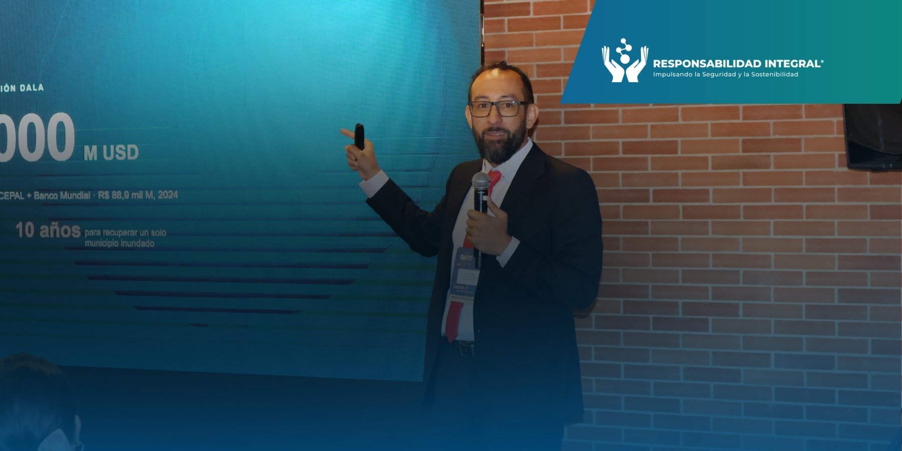 Yezid Niño Barrero, gerente general de RIC, durante su conferencia en el Congreso CCS 2026