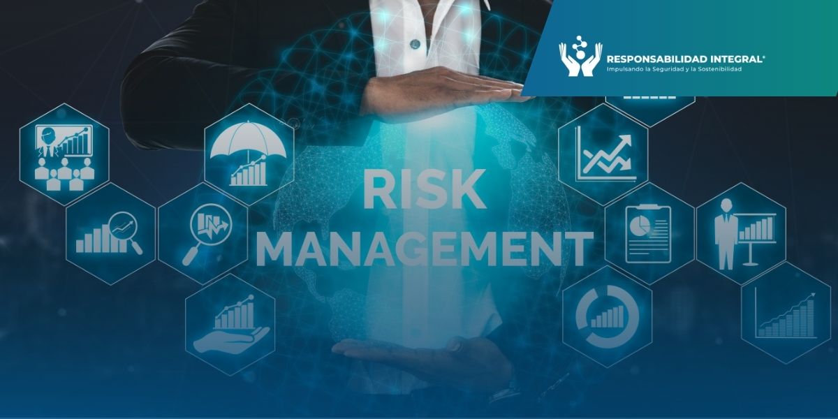 Globo digital con el texto Risk Management rodeado de íconos de análisis y gráficos
